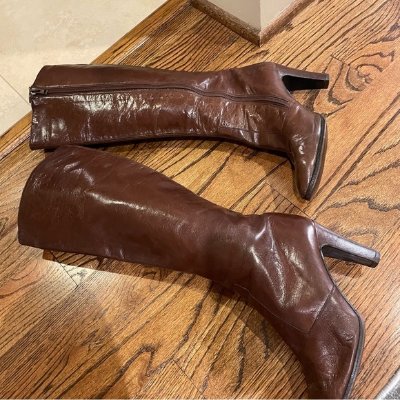 Elegant Brown Leather Knee-High Boots - Picture 10 of 11